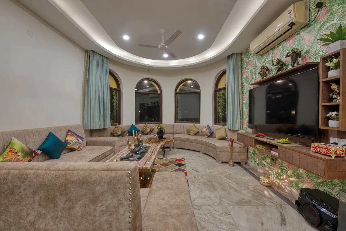 Sunahari Bagh- Pet-friendly Villa w/ Pool-Gurgaon